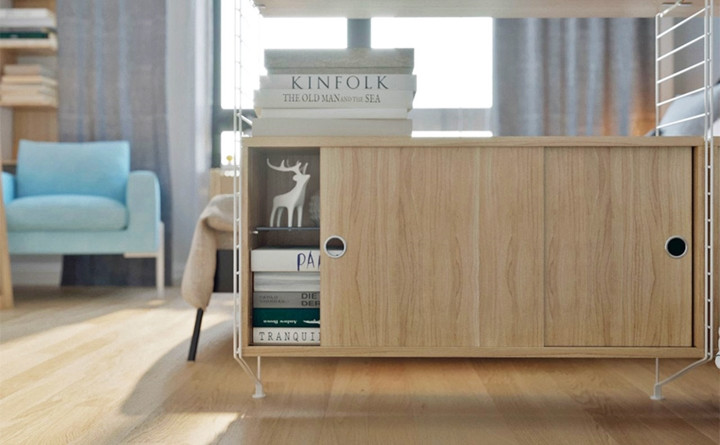 Kệ sách đồng thời cũng là vách ngăn giữa phòng khách và giường ngủ. Kệ sách đồng thời cũng là vách ngăn giữa phòng khách và giường ngủ.