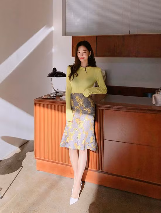 Chân váy loa kèn trang trí hoa lá rực rỡ, kết hợp với áo thun, áo ôm hài hòa màu sắc sẽ khiến hình ảnh các nàng trẻ trung.