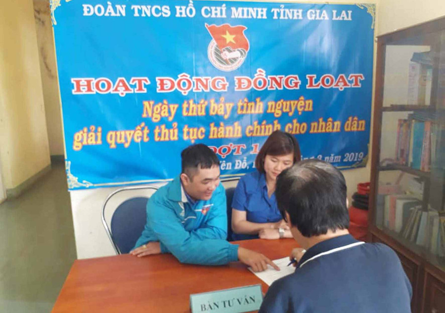 Đoàn viên thanh niên hướng dẫn cho người dân về thủ tục hành chính. Ảnh: Hà Phương
