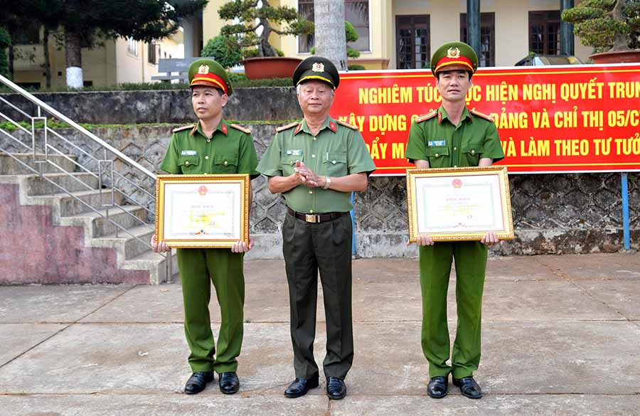  Đại tá Vũ Văn Lâu-Giám đốc Công an tỉnh trao Bằng khen của Chủ tịch UBND tỉnh cho 1 cá nhân và tập thể Phòng Cảnh sát điều tra tội phạm về tham nhũng, kinh tế, buôn lậu Công an tỉnh. Ảnh: N.H