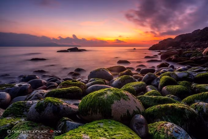  3. Bãi tắm Hoàng Hậu hay còn gọi là bãi đá trứng được nhiều du khách tìm đến vì nơi đây có những hòn đá tròn, to và nhẵn như những trái trứng. Đây cũng là một trong những điểm ngắm bình minh đẹp nhất Quy Nhơn với khung cảnh tĩnh lặng, kỳ vĩ và nên thơ. Ảnh: Nguyễn Phước Hoài.
