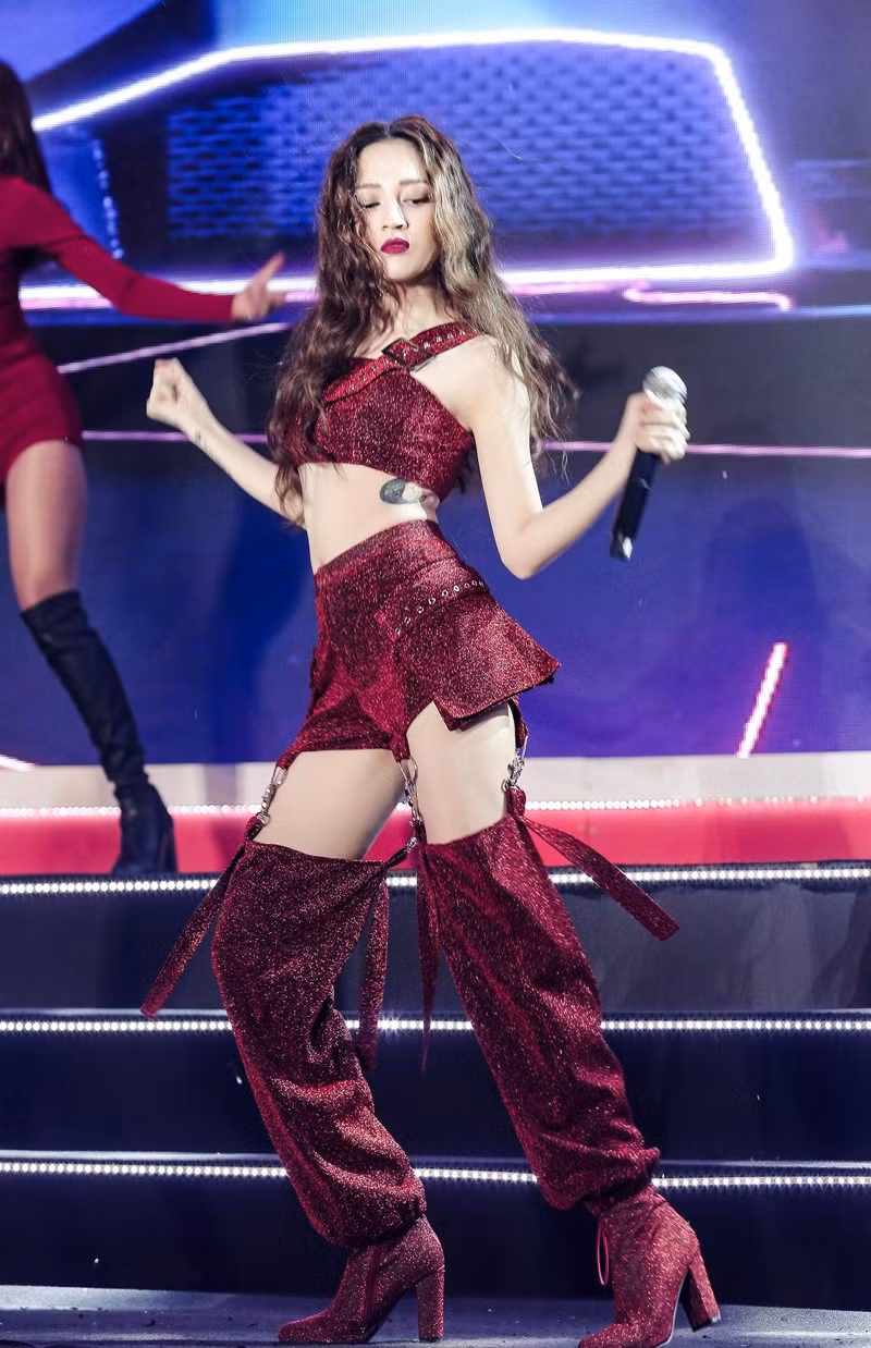  Từng giai điệu, câu hát đều khiến khán giả bên dưới nhún nhảy, lắc lư theo cùng nữ ca sĩ cho thấy sức hút lớn của Bảo Anh trên sân khấu.