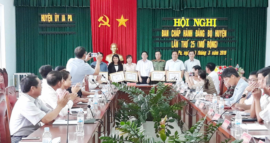 7 Tổ chức cơ sở Đảng được khen thưởng tại hội nghị. Ảnh: Mai Linh