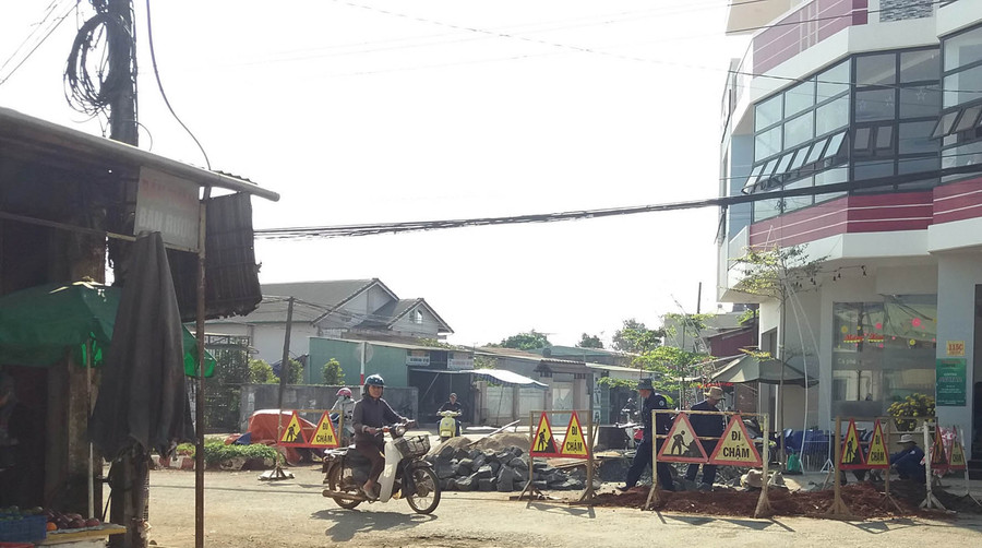 Thực hiện việc xây dựng đấu nối thu gom nước thải từ chợ tự phát trên đường Âu Cơ. Ảnh: Hà Phương