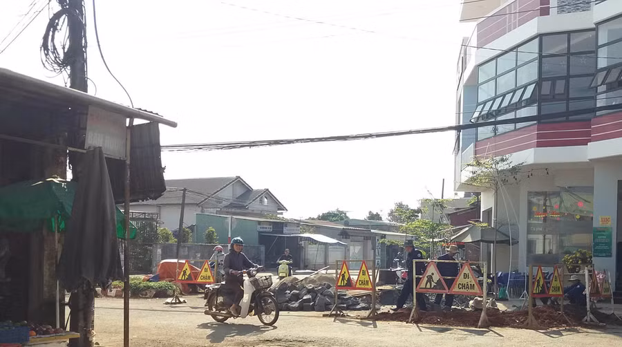 Thực hiện việc xây dựng đấu nối thu gom nước thải từ chợ tự phát trên đường Âu Cơ. Ảnh: Hà Phương