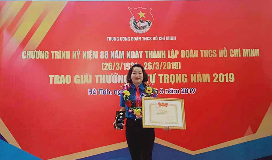 Chị Bùi Thị Mỹ Hạnh-Bí thư Đoàn phường Tây Sơn vinh dự được nhận giải thưởng Lý Tự Trọng. Ảnh: Mỹ Hạnh Chị Bùi Thị Mỹ Hạnh-Bí thư Đoàn phường Tây Sơn vinh dự được nhận giải thưởng Lý Tự Trọng. Ảnh: Mỹ Hạnh