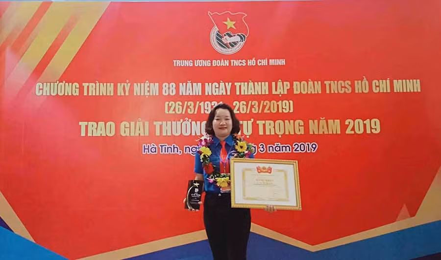 Chị Bùi Thị Mỹ Hạnh-Bí thư Đoàn phường Tây Sơn vinh dự được nhận giải thưởng Lý Tự Trọng. Ảnh: Mỹ Hạnh