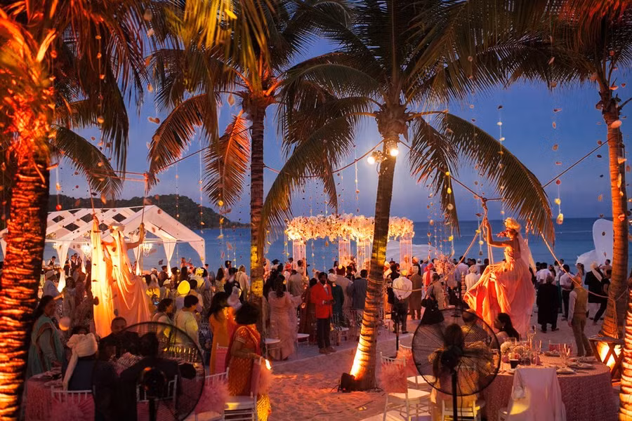  Trong tiệc cưới ngoài không gian lộng lẫy, sang trọng được sắp xếp theo các ý tưởng, chủ đề khác nhau còn có các nghi lễ, hoạt động giải trí, nhảy múa đầy màu sắc kéo dài trong nhiều đêm thể hiện đặc trưng văn hóa Ấn.