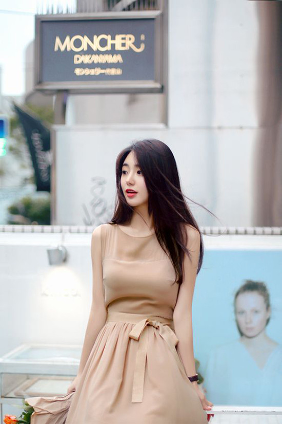 Nếu sở hữu một bờ vai thon gọn thì các mẫu váy sát nách với nhiều kiểu dáng luôn là lựa chọn hợp lý để các nàng khoe ưu điểm hình thể.