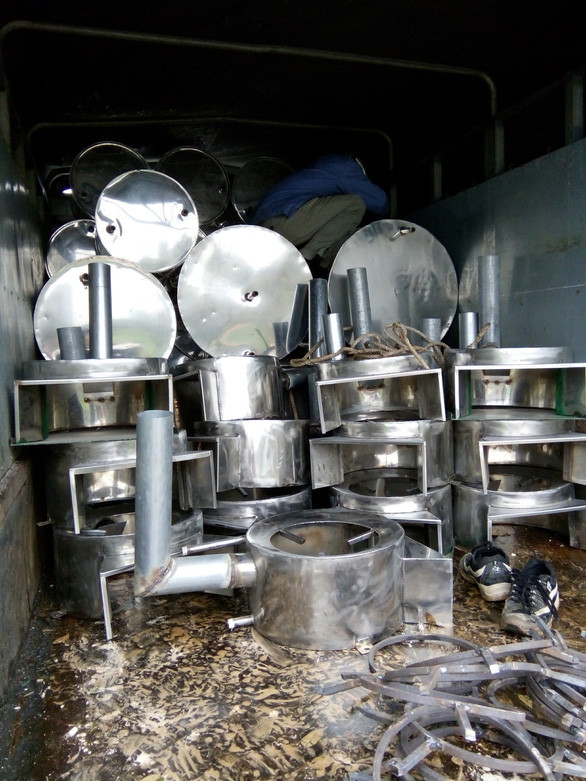 Bếp vừa đun nấu vừa tận dụng nước nóng trên bình bảo ôn - Ảnh: H.N.V.