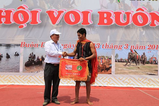 Một nài voi lên nhận giải của ban tổ chức  Một nài voi lên nhận giải của ban tổ chức