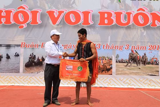  Một nài voi lên nhận giải của ban tổ chức