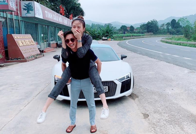 Nguyễn Quốc Cường là người kín tiếng trong chuyện tình yêu dù thường hẹn hò với các người đẹp showbiz. Anh im lặng dù cho có bất kỳ lời bình luận khen chê, chỉ trích mình xuất hiện trên mạng xã hội. Ngày yêu Hạ Vi, anh và cô luôn ở tình trạng người trước kẻ sau để tránh sự chú ý. “Không phải tôi cố tình không xuất hiện mà chỉ là chưa phù hợp để phát ngôn”, Cường Đô La nói về lý do luôn im lặng trước mọi tranh cãi. Nhưng câu chuyện này đã thay đổi đáng kể khi Cường yêu Đàm Thu Trang. Nguyễn Quốc Cường là người kín tiếng trong chuyện tình yêu dù thường hẹn hò với các người đẹp showbiz. Anh im lặng dù cho có bất kỳ lời bình luận khen chê, chỉ trích mình xuất hiện trên mạng xã hội. Ngày yêu Hạ Vi, anh và cô luôn ở tình trạng người trước kẻ sau để tránh sự chú ý. “Không phải tôi cố tình không xuất hiện mà chỉ là chưa phù hợp để phát ngôn”, Cường Đô La nói về lý do luôn im lặng trước mọi tranh cãi. Nhưng câu chuyện này đã thay đổi đáng kể khi Cường yêu Đàm Thu Trang.