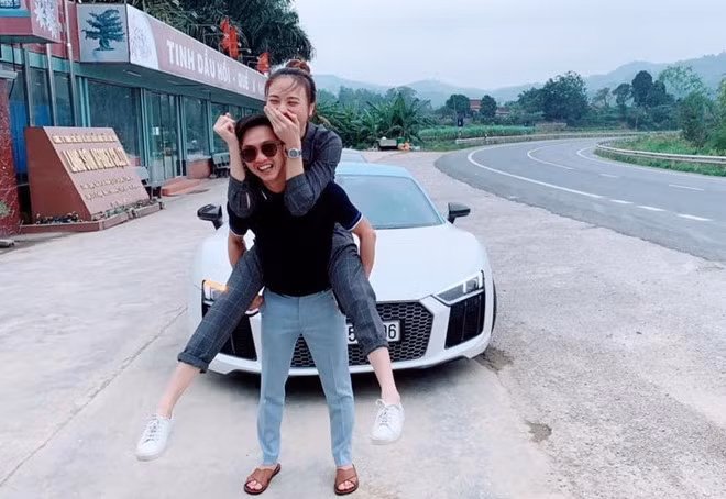 Nguyễn Quốc Cường là người kín tiếng trong chuyện tình yêu dù thường hẹn hò với các người đẹp showbiz. Anh im lặng dù cho có bất kỳ lời bình luận khen chê, chỉ trích mình xuất hiện trên mạng xã hội. Ngày yêu Hạ Vi, anh và cô luôn ở tình trạng người trước kẻ sau để tránh sự chú ý. “Không phải tôi cố tình không xuất hiện mà chỉ là chưa phù hợp để phát ngôn”, Cường Đô La nói về lý do luôn im lặng trước mọi tranh cãi. Nhưng câu chuyện này đã thay đổi đáng kể khi Cường yêu Đàm Thu Trang.