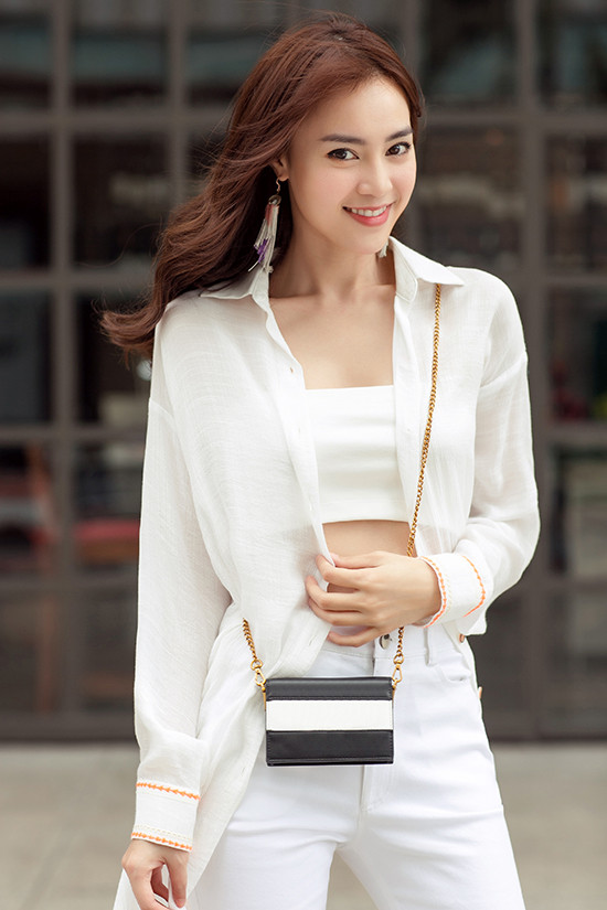 Túi mini nhỏ xinh được nữ diễn viên chọn lựa để tạo điểm nhấn cho set đồ ton-sur-ton sắc trắng. Túi mini nhỏ xinh được nữ diễn viên chọn lựa để tạo điểm nhấn cho set đồ ton-sur-ton sắc trắng.