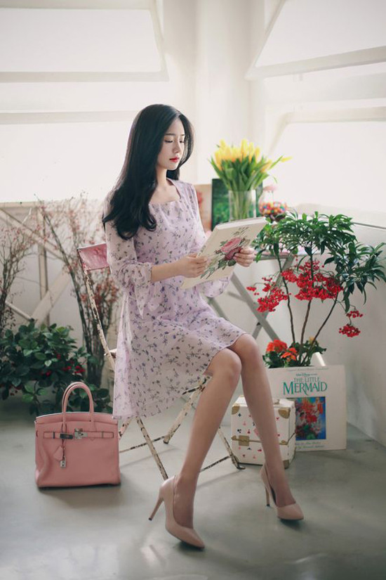 Váy hoa nhí với phom dáng mang hơi hướng cổ điển là dòng sản phẩm khó lỗi mốt. Qua nhiều mùa thời trang, đây vẫn là kiểu trang phục chiếm được tình cảm của chị em công sở. Váy hoa nhí với phom dáng mang hơi hướng cổ điển là dòng sản phẩm khó lỗi mốt. Qua nhiều mùa thời trang, đây vẫn là kiểu trang phục chiếm được tình cảm của chị em công sở.
