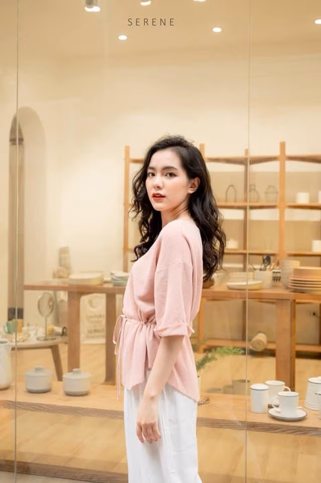 Nữ sinh sở hữu gương mặt thanh tú cùng lối ăn mặc thanh lịch. Cô bạn trung thành với mái tóc đen óng được uốn xoăn nhẹ. 