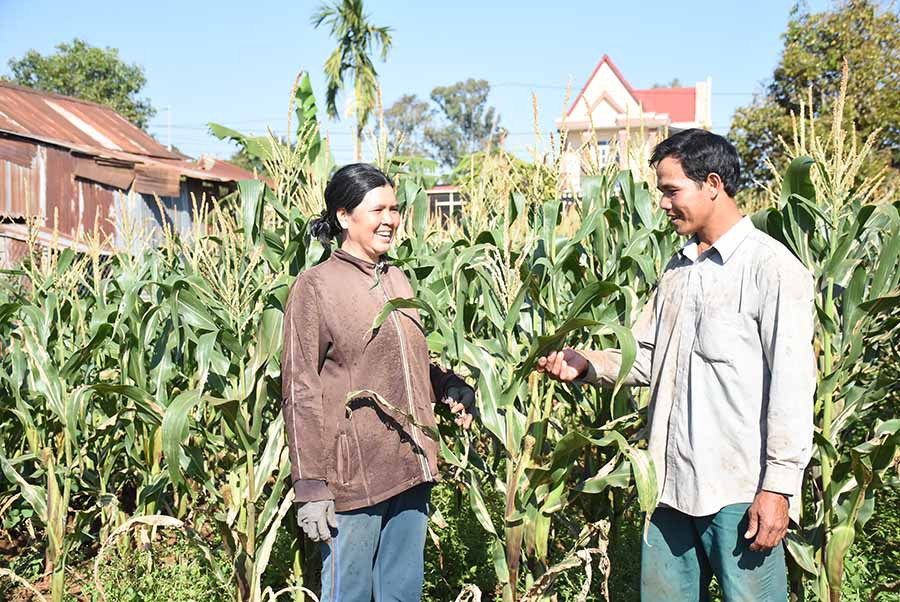 Ông Thiên-Trưởng thôn Brel, xã Biển Hồ vận động gia đình chị HLach tích cực phát triển kinh tế. Ảnh: M.N Ông Thiên-Trưởng thôn Brel, xã Biển Hồ vận động gia đình chị HLach tích cực phát triển kinh tế. Ảnh: M.N