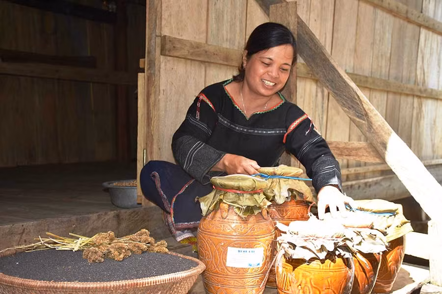  Những ghè rượu cào cào thơm nồng được làm ra từ đôi bàn tay khéo léo của người phụ nữ Bahnar. Ảnh: T.D
