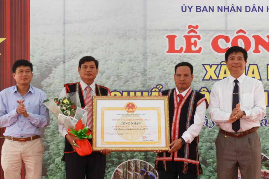 Trao Bằng công nhận xã Ia Dêr đạt chuẩn Nông thôn mới. Ảnh: Thanh Nhật