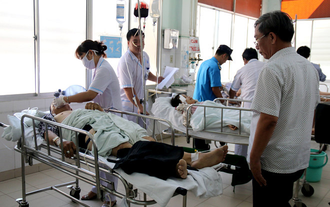 Các nạn nhân vụ lật xe đang được điều trị tích cực. Ảnh: Tuấn Kiệt.