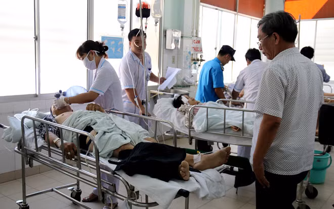 Các nạn nhân vụ lật xe đang được điều trị tích cực. Ảnh: Tuấn Kiệt.