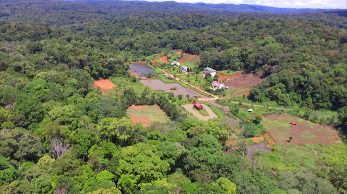 Khu bảo tồn này có khoảng 15.900 hecta rừng đặc dụng, có hệ sinh thái chuyển tiếp giữa vùng Đông và Tây của dãy Trường Sơn nên hệ động thực vật phong phú, đa dạng. Vùng đệm khu bảo tồn còn có những mái nhà ấm cúng trong bản làng mang đậm nét văn hóa bản địa của đồng bào Ba Na. Tại đây có trên 10 con thác, nhưng đẹp và hùng vĩ nhất là thác Hang Én, hay thường gọi là thác 50. Thủ tục đăng ký với Ban Quản lý khu bảo tồn để đến thác Hang Én diễn ra nhanh chóng. Khu bảo tồn này có khoảng 15.900 hecta rừng đặc dụng, có hệ sinh thái chuyển tiếp giữa vùng Đông và Tây của dãy Trường Sơn nên hệ động thực vật phong phú, đa dạng. Vùng đệm khu bảo tồn còn có những mái nhà ấm cúng trong bản làng mang đậm nét văn hóa bản địa của đồng bào Ba Na. Tại đây có trên 10 con thác, nhưng đẹp và hùng vĩ nhất là thác Hang Én, hay thường gọi là thác 50. Thủ tục đăng ký với Ban Quản lý khu bảo tồn để đến thác Hang Én diễn ra nhanh chóng.