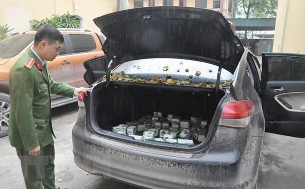 Công an thị xã Quảng Yên, tỉnh Quảng Ninh kiểm tra phương tiện và các sản phẩm được nhóm đối tượng sử dụng để lừa đảo. (Ảnh: TTXVN) Công an thị xã Quảng Yên, tỉnh Quảng Ninh kiểm tra phương tiện và các sản phẩm được nhóm đối tượng sử dụng để lừa đảo. (Ảnh: TTXVN)