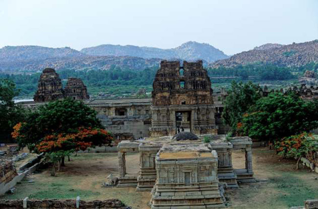 Ruit Heritage, Karnataka Thành phố cổ kính này là Di sản Thế giới của UNESCO, với những ngôi đền và cổ vật đầy mê hoặc. Ghé thăm nơi này nếu bạn yêu thích kiến trúc và đam mê lịch sử và văn hóa cổ đại. 