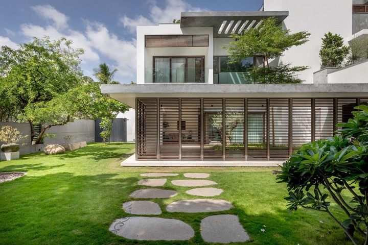 Biệt thự 2 tầng được tính toán để có sự cân đối trong bố cục, có sự lặp lại và chuyển tiếp nhịp nhàng giữa không gian sống với thiên nhiên xung quanh.