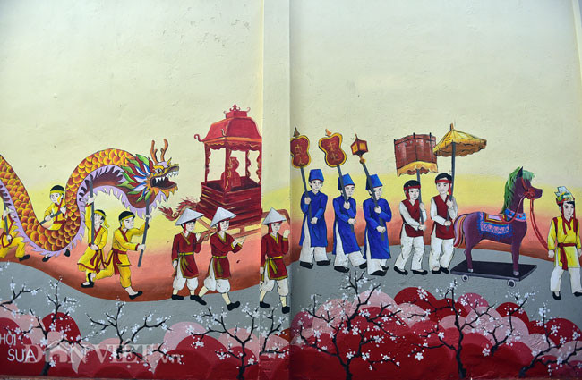Lễ hội cổ truyền của làng hoa Ngọc Hà cũng được các họa sĩ tái hiện sống động qua các bức bích họa