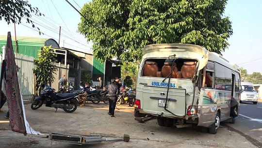 Hiện trường vụ tai nạn khiến xe khách của nhà xe Minh Long hư hỏng phần đuôi xe
