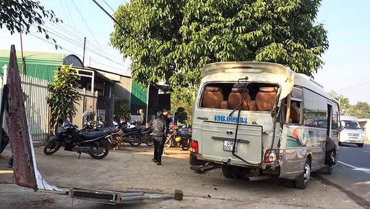 Hiện trường vụ tai nạn khiến xe khách của nhà xe Minh Long hư hỏng phần đuôi xe