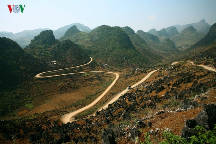 Cung đường mang tên Hạnh Phúc được hoàn thành trong sáu năm (1959 - 1965) với sức người của hàng vạn thanh niên xung phong cùng 2,2 triệu ngày công lao động. Trên bia đá ở đỉnh đèo nay vẫn còn ghi: “Riêng dốc Mã Pì Lèng công nhân đã treo mình 11 tháng để mở đường”. Cung đường mang tên Hạnh Phúc được hoàn thành trong sáu năm (1959 - 1965) với sức người của hàng vạn thanh niên xung phong cùng 2,2 triệu ngày công lao động. Trên bia đá ở đỉnh đèo nay vẫn còn ghi: “Riêng dốc Mã Pì Lèng công nhân đã treo mình 11 tháng để mở đường”.