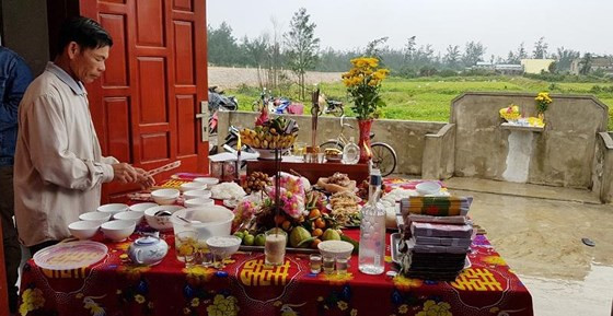 Gia đình cụ Hoàng Nhỏ mỗi năm đều tổ chức giỗ 64 liệt sĩ Gạc Ma. Ảnh: MINH PHONG