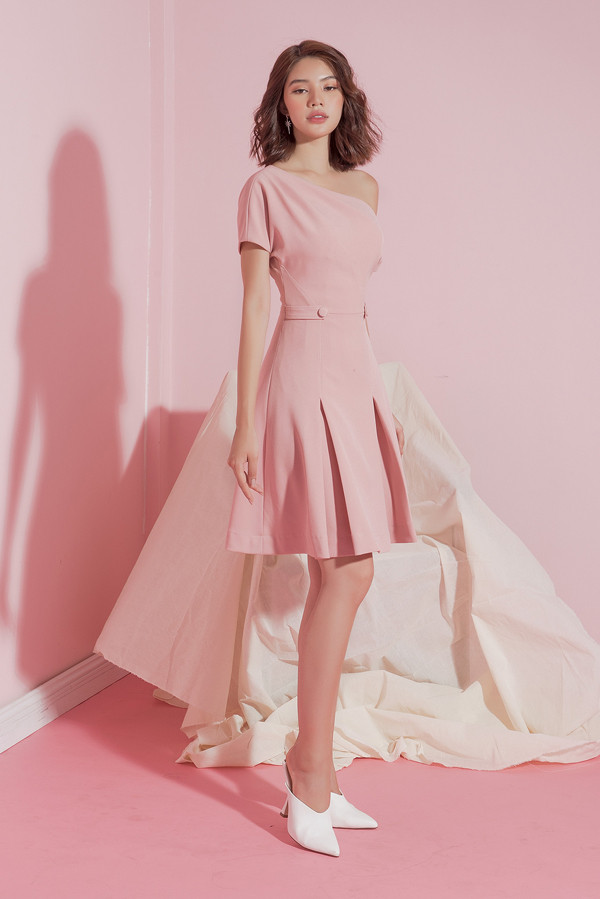  Đầm đi tiệc cho nữ công sở vào mùa hè được khai thác những khoảng hở ý nhị. Từng chi tiết đều được chăm chút để hình ảnh người mặc toát nên sự tinh tế, thanh lịch.