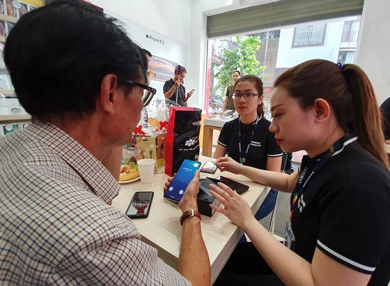 Khách hàng nhận Galaxy S10 tại FPT Shop