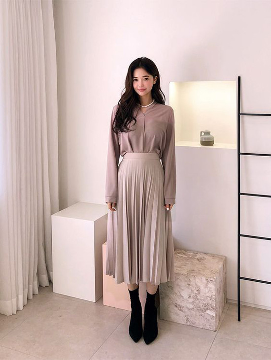  Ngại váy ngắn dễ mang đến những 'tai nạn' bất ngờ chốn công sở, các nàng có thể chọn chân váy midi.