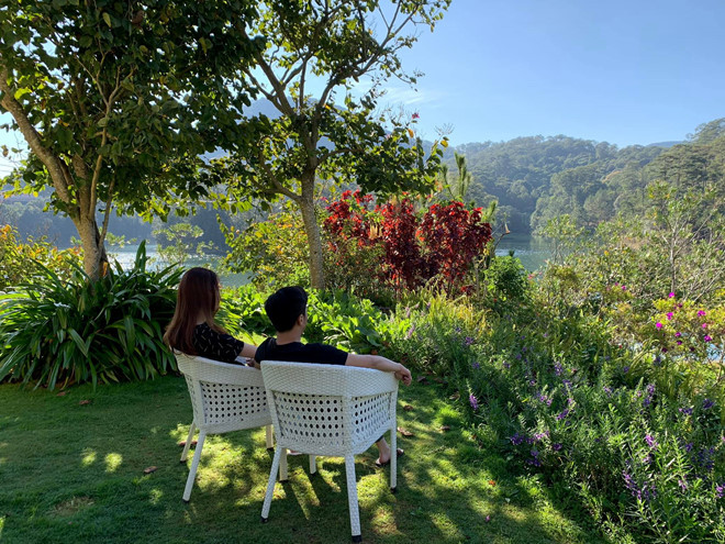 Cường Đô La còn đăng bài viết trả lời câu hỏi: “Tiền nhiều để làm gì?”. “Tiền nhiều để làm gì? Để làm nhiều thứ lắm mọi người ạ. Mọi người hãy đầy năng lượng để làm việc và kiếm tiền”, anh viết. Cường Đô La còn đăng bài viết trả lời câu hỏi: “Tiền nhiều để làm gì?”. “Tiền nhiều để làm gì? Để làm nhiều thứ lắm mọi người ạ. Mọi người hãy đầy năng lượng để làm việc và kiếm tiền”, anh viết.