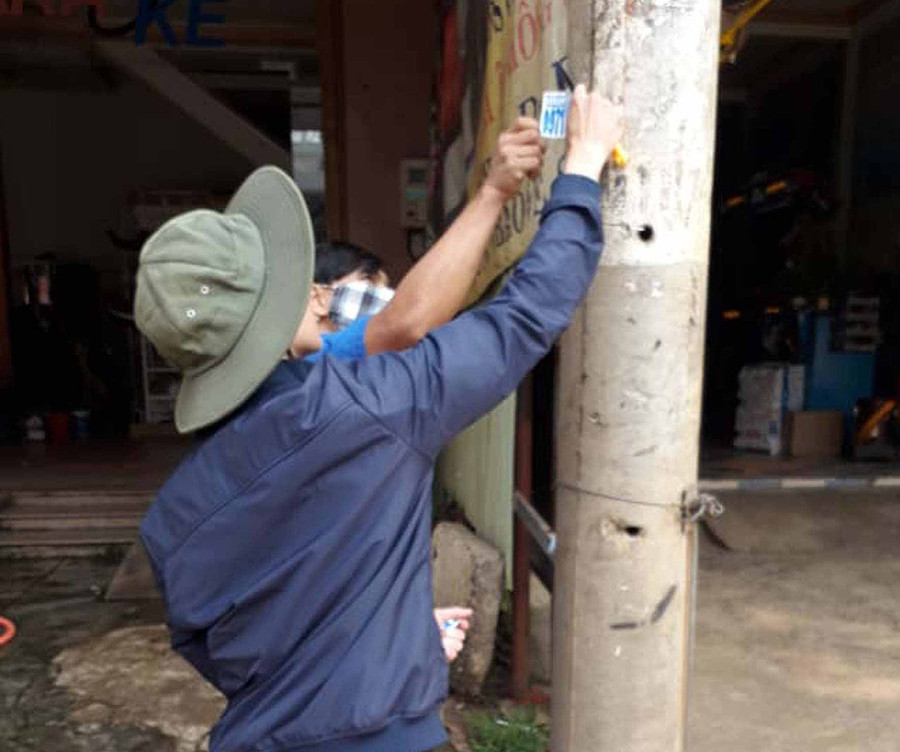 Đoàn viên thanh niên bóc xóa quảng cáo, rao vặt sai quy định. Ảnh: Hà Phương