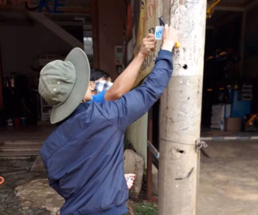 Đoàn viên thanh niên bóc xóa quảng cáo, rao vặt sai quy định. Ảnh: Hà Phương