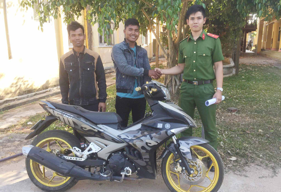 Niềm vui của gia đình anh Thưng khi nhận lại chiếc xe. Ảnh: Đan Nguyên