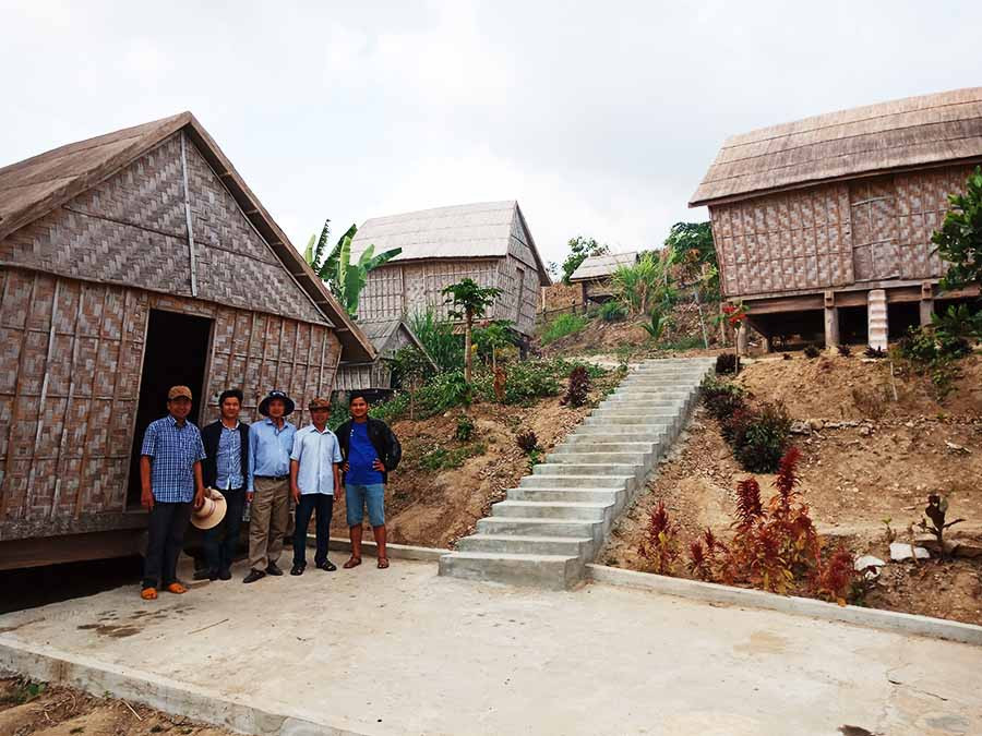  Du khách tham quan làng Kông Hoa phục dựng. Ảnh: Đ.P