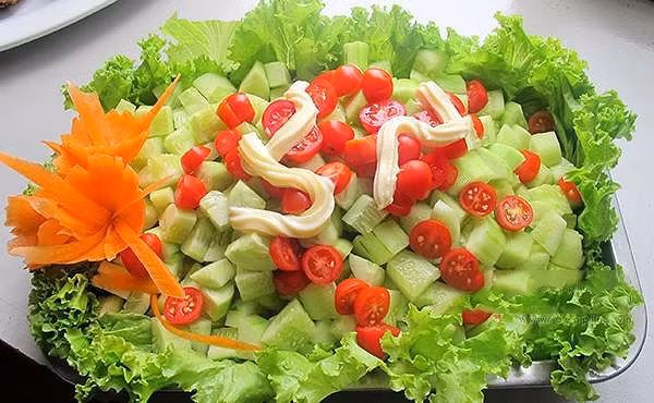 Cà chua thường được chế biến làm salad, do đó việc kết hợp với dưa chuột là không thể tránh khỏi. Tuy nhiên không nhiều người biết rằng một trong những món 