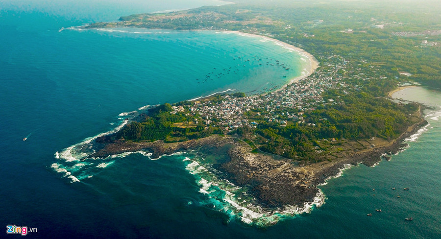  Từ trên cao, sóng biển vờn quanh hàng loạt bãi đá trầm tích núi lửa ven biển huyện Bình Sơn (Quảng Ngãi) nhuộm màu rêu xanh tạo nên cảnh quan thiên nhiên độc đáo.