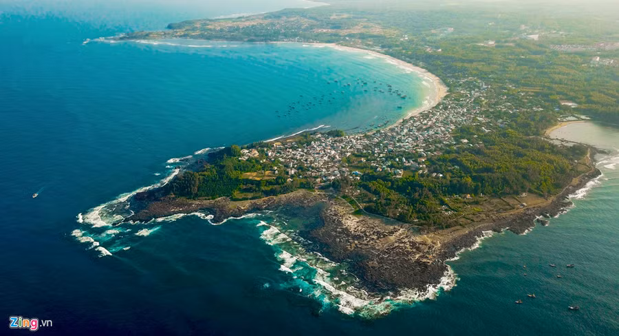  Từ trên cao, sóng biển vờn quanh hàng loạt bãi đá trầm tích núi lửa ven biển huyện Bình Sơn (Quảng Ngãi) nhuộm màu rêu xanh tạo nên cảnh quan thiên nhiên độc đáo.