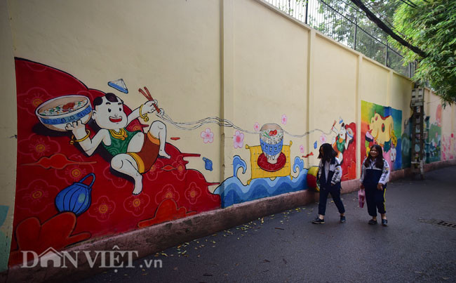 Bức tường tranh đa sắc đã mang lại vẻ sinh động, tươi tắn cho con ngõ nhỏ.