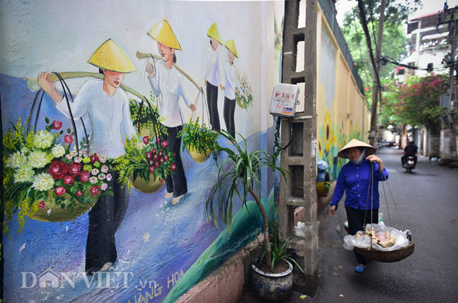  Những bức họa sống động được vẽ bằng màu nước mô tả khung cảnh làng hoa Ngọc Hà với hình ảnh đặc trưng là những gánh hoa, vườn thuốc, hay những di tích lịch sử.