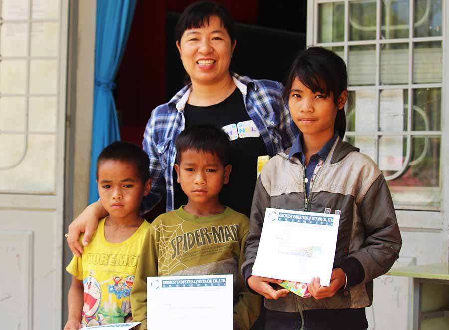 Đại diện Công ty Grobest Việt Nam trao học bổng cho học sinh nghèo ở Trường. Ảnh: Hoành Sơn Đại diện Công ty Grobest Việt Nam trao học bổng cho học sinh nghèo ở Trường. Ảnh: Hoành Sơn