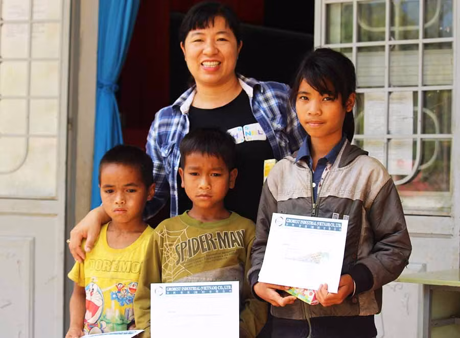 Đại diện Công ty Grobest Việt Nam trao học bổng cho học sinh nghèo ở Trường. Ảnh: Hoành Sơn